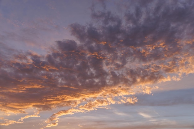 Fundo do conceito de céu colorido. Dramático pôr do sol com céu de cores crepusculares e nuvens. Pôr do sol suave