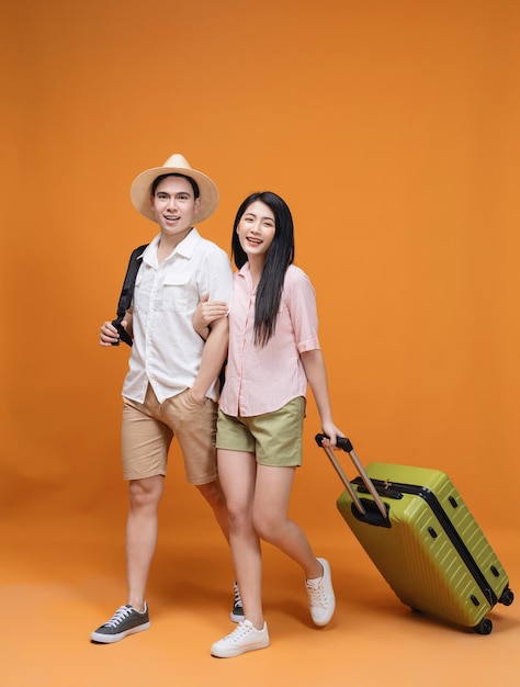Fundo do conceito de viagem do jovem casal asiático