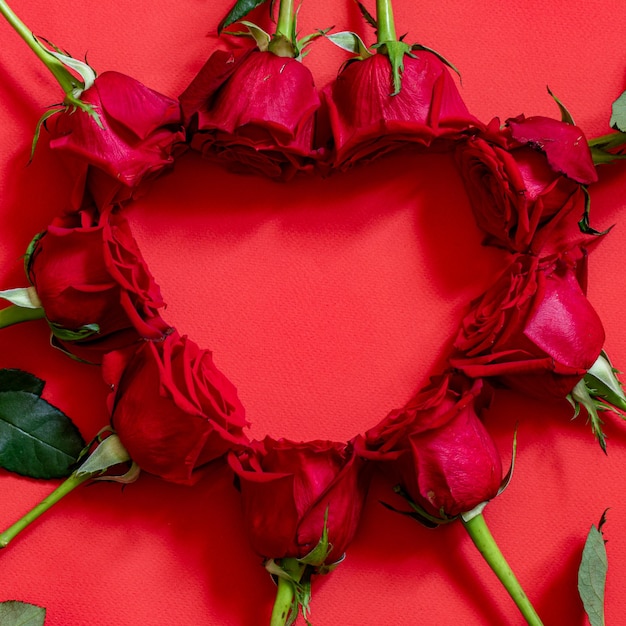 Fundo do dia dos namorados com corações vermelhos e rosas vista de cima