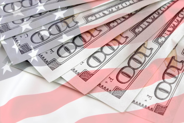 Fundo do dólar americano com fundo da bandeira americana Poupança econômica e o dólar americano Várias notas de 100 dólares americanos espalhadas em forma de leque