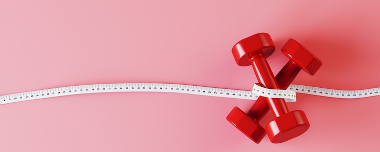 Fundo do equipamento de esporte para o conceito saudável e dieta. Haltere vermelho com uma fita métrica na superfície vermelha. Ilustração de renderização 3D.