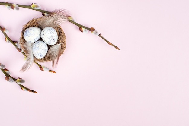 Fundo do feriado da Páscoa, ninho com ovos pequenos, ramos de salgueiro, cartão de felicitações, primavera