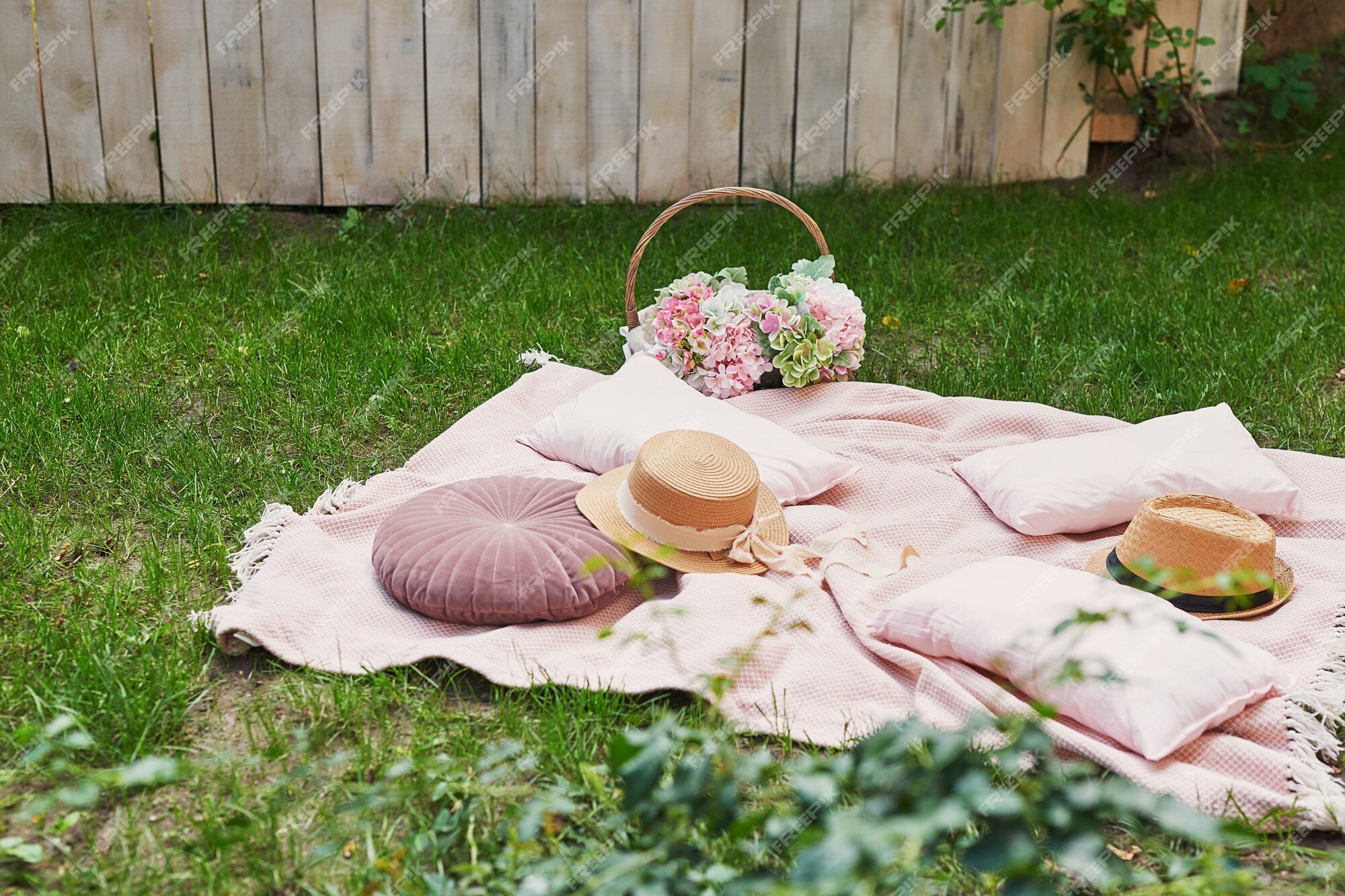 Fundo do jardim de verão. xadrez, cesta com flores e chapéu na grama verde. bom dia aconchegante. piquenique na natureza. cartão do dia das mães. celebração | Foto Premium Fundo do jardim de verão. xadrez, cesta com flores e chapéu na grama verde. bom dia aconchegante. piquenique na natureza. cartão do dia das mães. celebração | Foto Premium