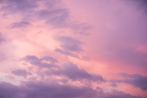 Fundo do lindo céu roxo antes do anoitecer.