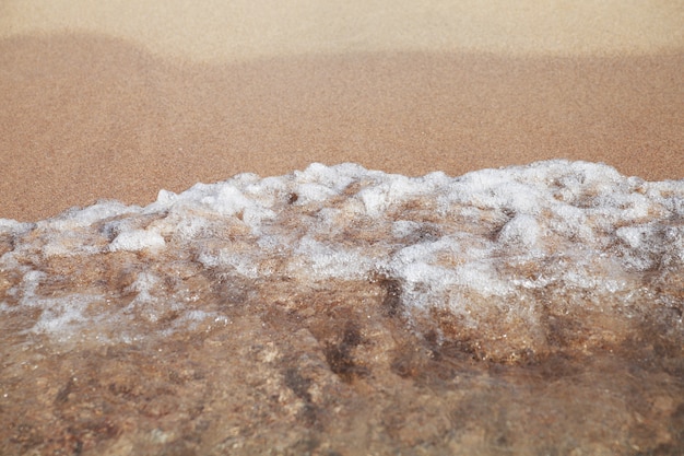 Foto fundo do mar tempestuoso. ondas e salpicos. praia de areia.