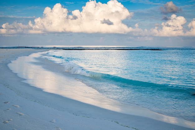 Fundo do mar turquesa e céu azul