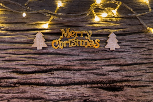 Fundo do Natal com árvore de abeto e decoração no fundo de madeira velho escuro.