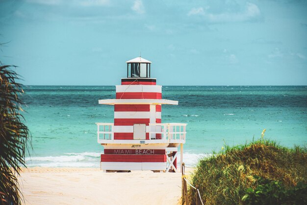 Fundo do oceano Atlântico, guarda-vidas de miami beach, à luz do sol da flórida