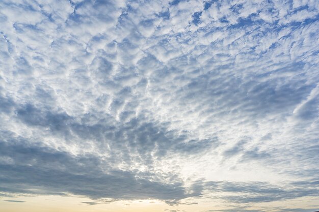 Fundo do panorama de natureza suave céu azul nublado