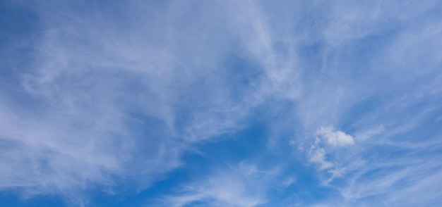 Fundo do panorama do céu azul com pequenas nuvens