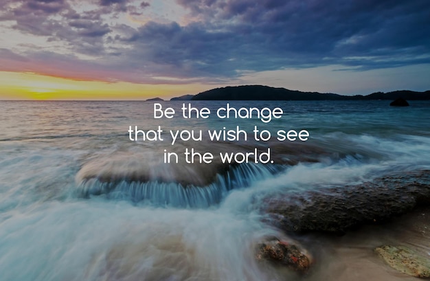 Fundo do pôr do sol da praia com texto inspirador Seja a mudança que você deseja ver no mundo