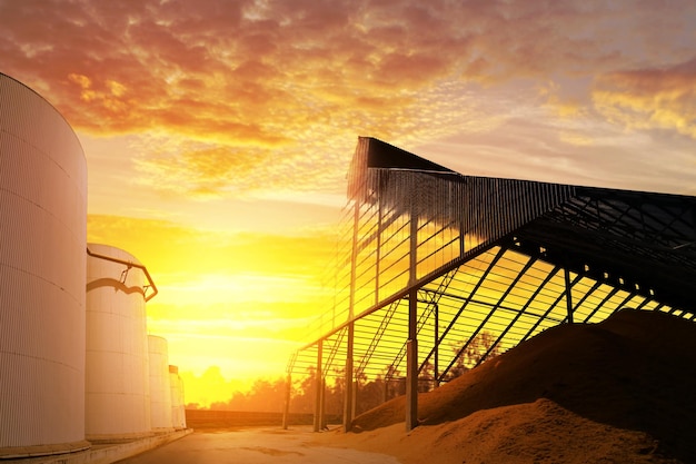 Fundo do por do sol do edifício da fábrica e do armazém