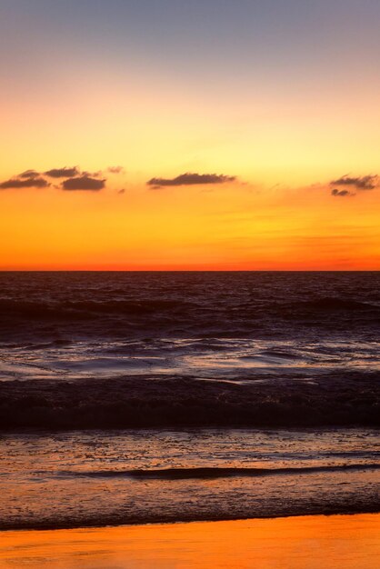 Fundo do pôr-do-sol na praia de Ixtapa Zihuatanejo, México, com espaço para texto