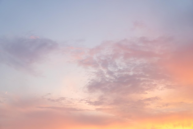 Fundo do sol dramático lindo céu nublado sob a água do mar com cores vermelhas e amarelas