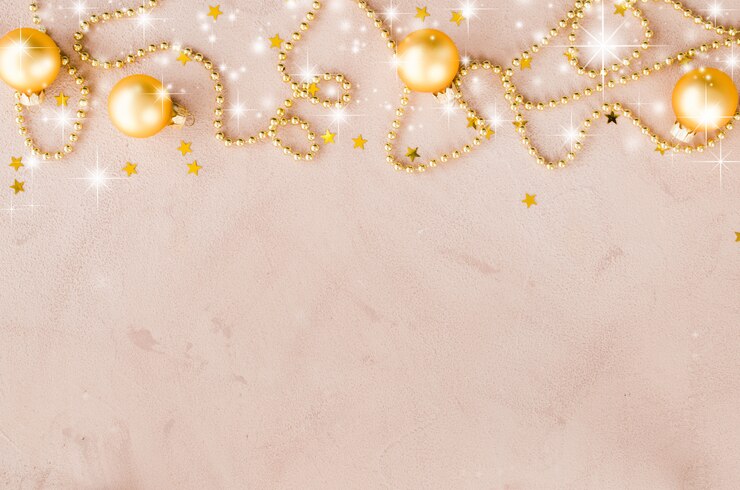 Foto fundo dourado de natal. grânulos com bolas decorativas e estrelas.