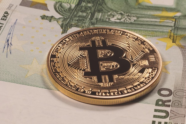 Fundo dourado do bitcoin Euro. Criptomoeda Bitcoin.