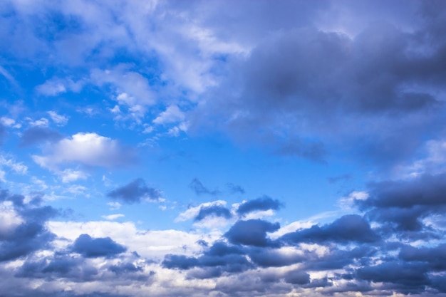 Foto fundo dramático das nuvens do temporal no céu azul