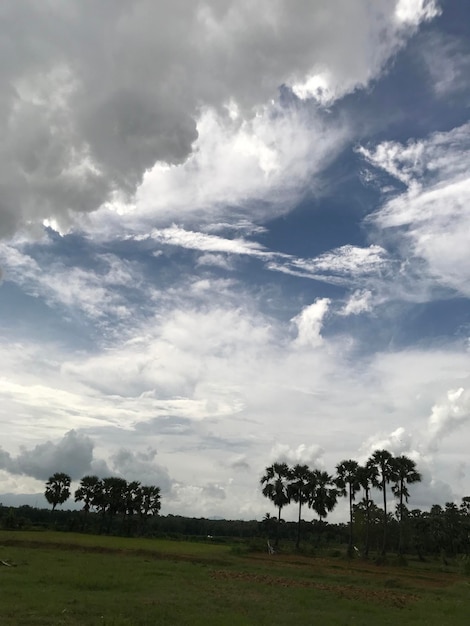 fundo dramático do céu azul e nublado