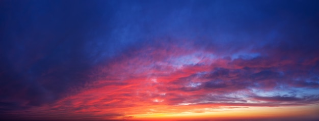 Fundo dramático do céu do sol. panorama do céu crepuscular com nuvens.