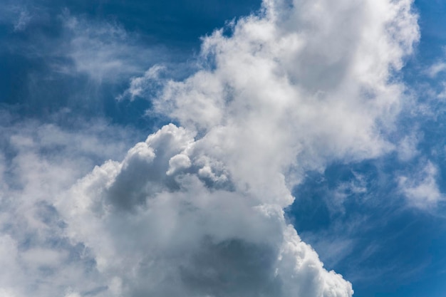 Fundo dramático e céu azul nublado da textura no verão