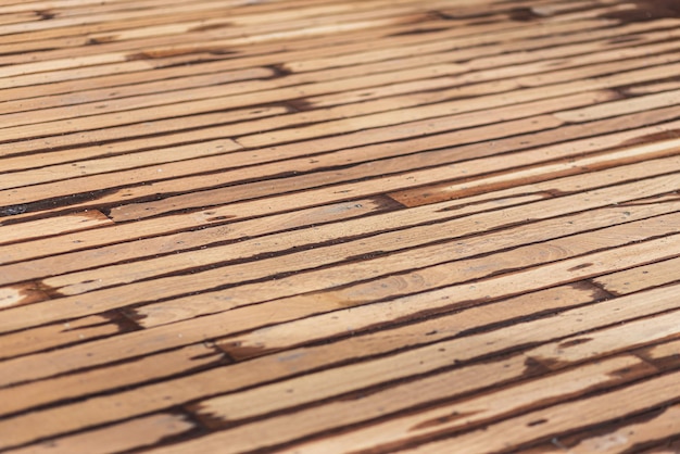 Fundo e textura de madeira velha decorativa listrada no padrão de superfície do piso de uma barra de madeira