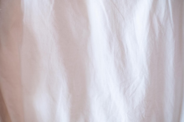 Fundo enrugado de papel branco limpo abstrato papel branco amassado roupa de cama branca textura gradiente estilo de curva turva de tecido de luxo abstrato Roupa de cama enrugada e fundo de sombras cinza escuro