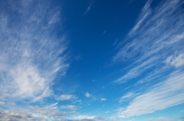 Fundo ensolarado, céu azul com nuvens brancas, fundo natural.