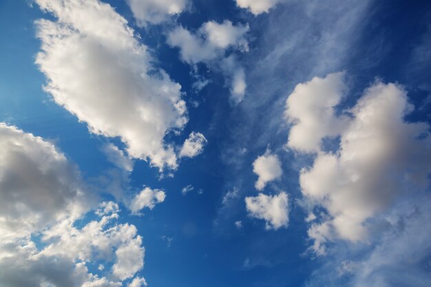 Fundo ensolarado, céu azul com nuvens brancas, fundo natural.