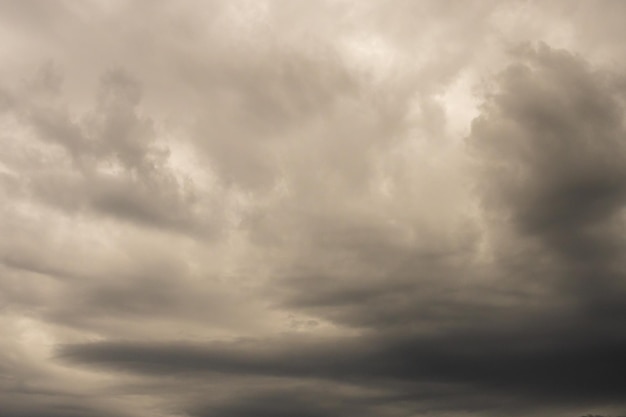 Fundo escuro de nuvens de tempestade dramáticas