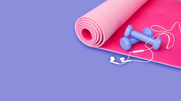 Foto fundo esportivo em cores da moda muito peri com equipamentos femininos de fitness e ioga