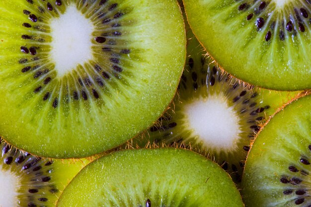 Fundo feito com uma pilha de kiwis fatiados