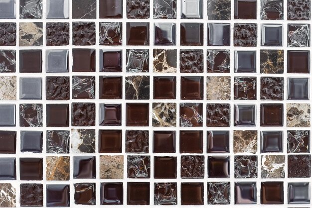 Fundo feito de pequeno mosaico quadrado preto e castanho com espaço para cópia