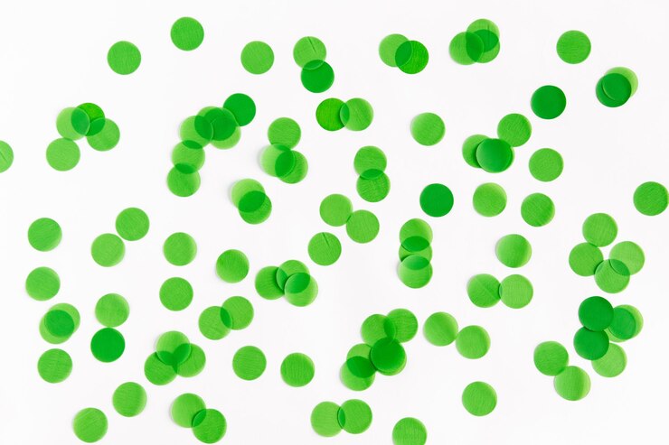 Fundo festivo Confeti verde em um fundo branco plano