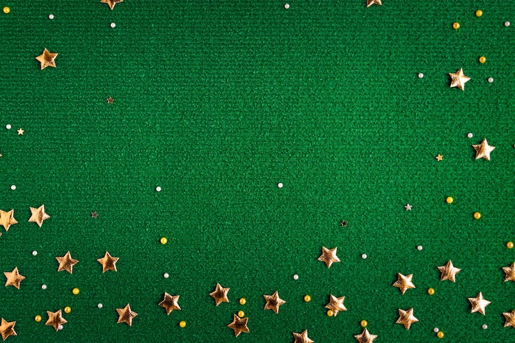 Foto fundo festivo de cor verde escuro de tecido com lantejoulas brilhantes e estrelas douradas