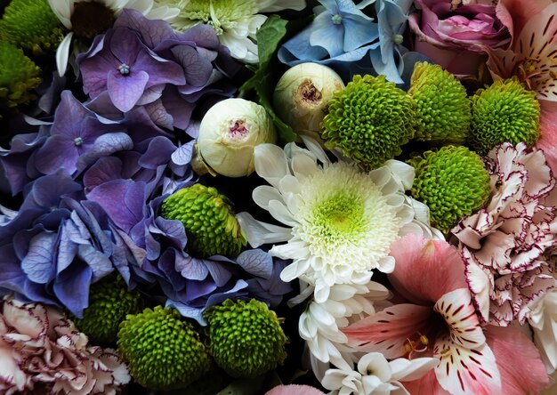 Fundo floral. buquê festivo de flores variadas, incluindo hortênsia azul, alstroemeria rosa e dália verde verde