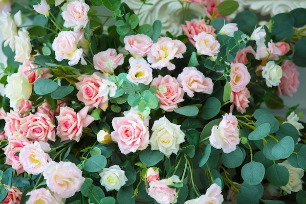 Fundo floral com rosas e folhas verdes