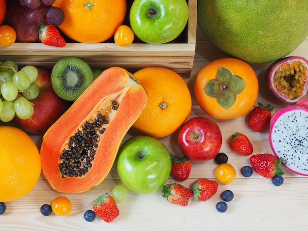 Fundo fresco colorido das frutas e legumes, conceito saudável comer.