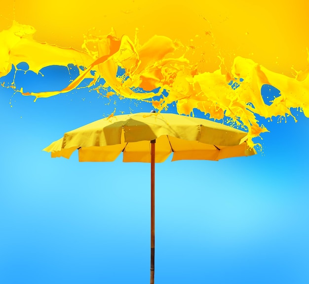 Fundo fresco fresco para o verão com guarda-chuva amarelo