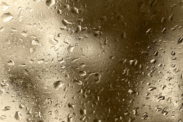 Fundo laranja abstrato com gotas de chuva na janela congelada e céu nublado dia turva