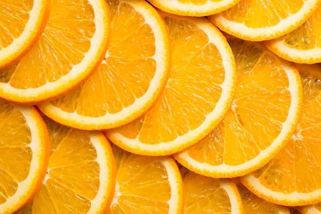 Fundo laranja brilhante de fatias de laranja suculenta