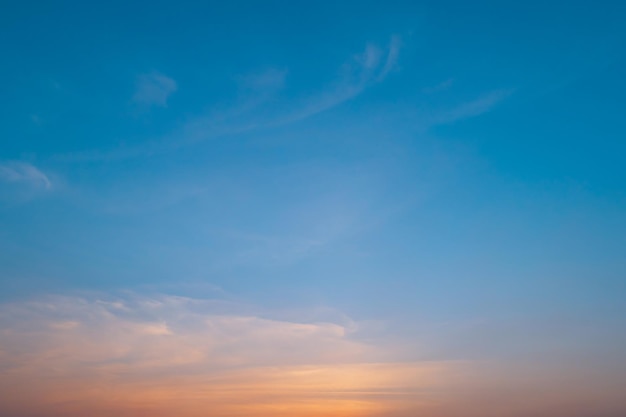 Fundo laranja brilhante do céu do sol com foco suave de nuvens coloridas suaves