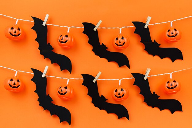 Fundo laranja com decorações de halloween.