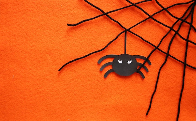 Foto fundo laranja de halloween com aranhas