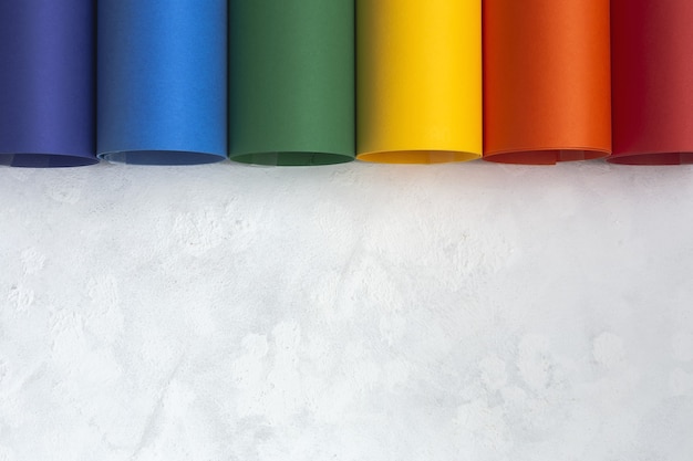 Fundo LGBT com papelão colorido arco-íris de cima. Postura plana.