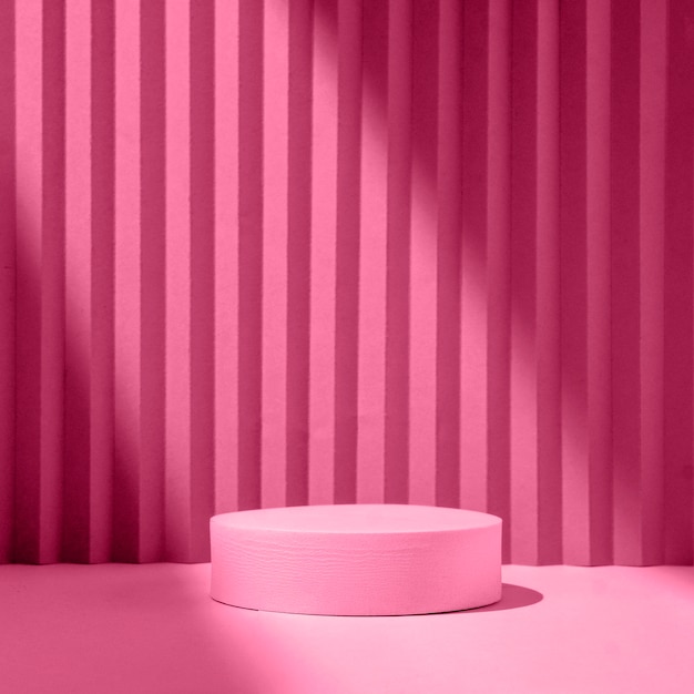 Fundo magenta elegante com pódio 3D para mostrar um produto ou cosméticos e promovê-lo Fundo mínimo com um feixe de luz