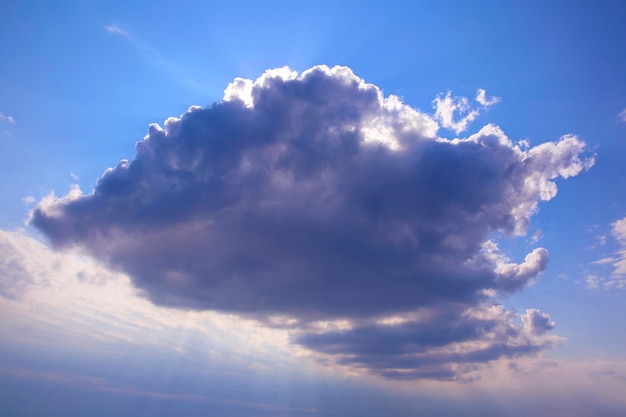 Fundo majestoso do céu azul com nuvens.