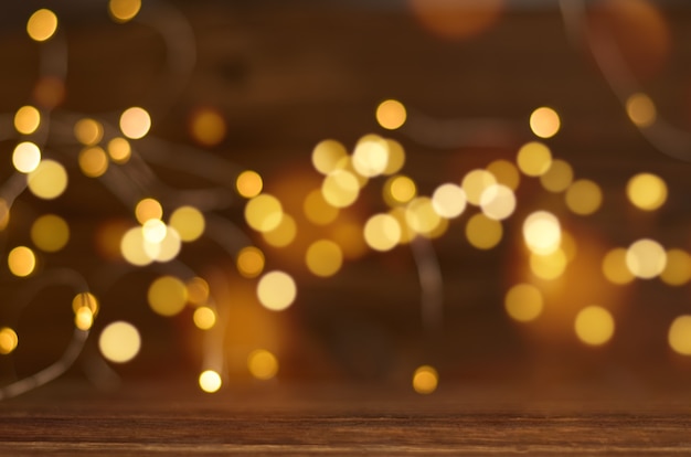 Fundo marrom desfocado com bokeh dourado para o natal