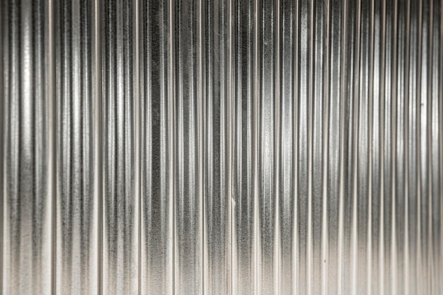 Fundo metálico com linhas verticais prateadas