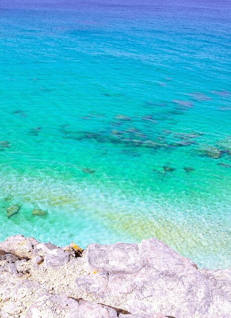 Fundo mínimo azul da água do oceano Ideal para