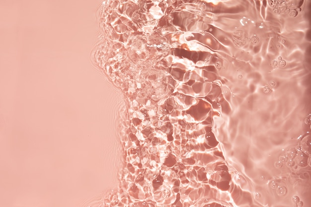 Fundo moderno abstrato da natureza do verão líquido rosa com textura clara da superfície da água